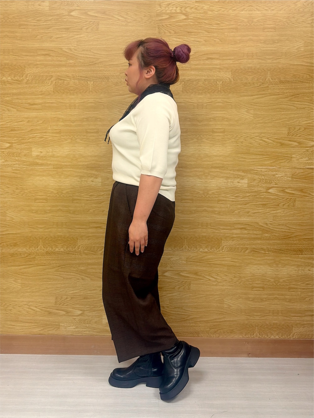 ホワイト系のニット/セーター、ブラウン系のその他パンツ、ブラック系のブーツを着用したレディースの秋コーディネートの2枚目の写真