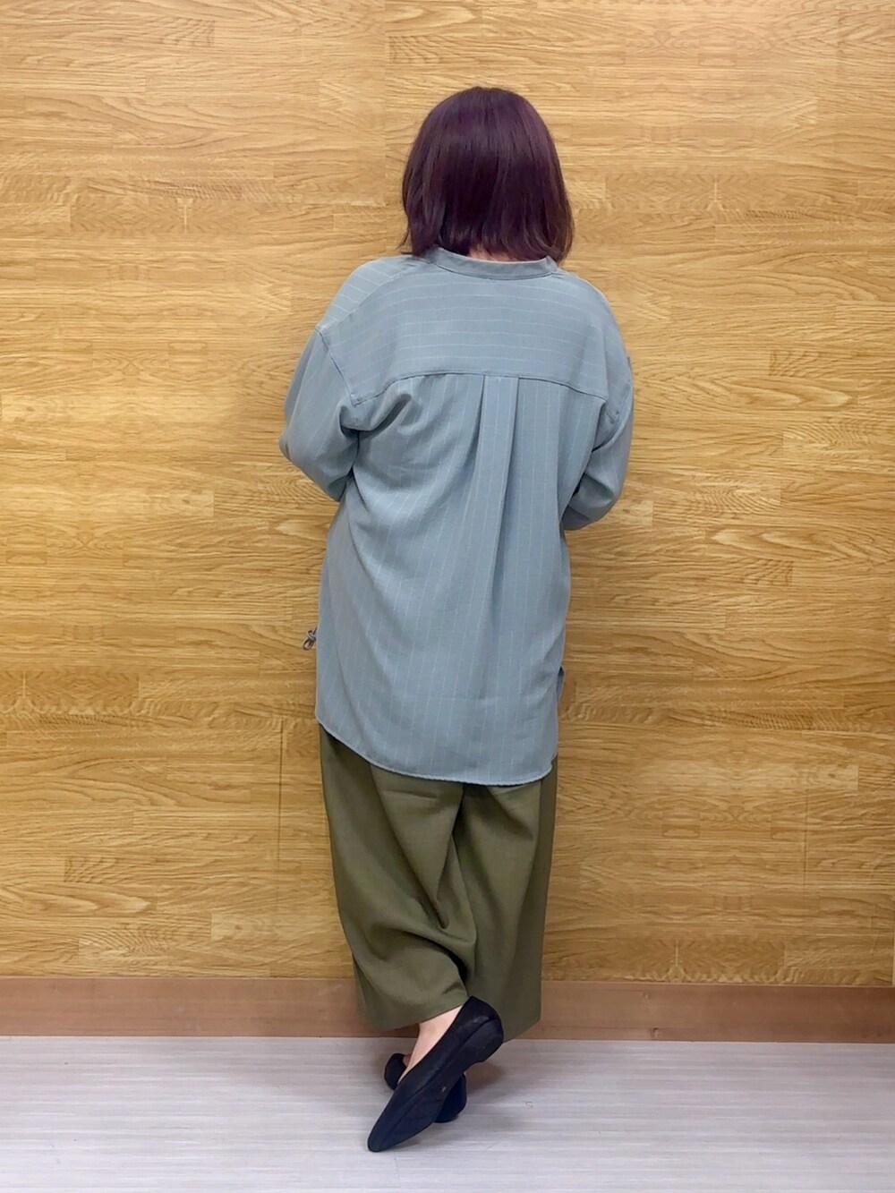 グリーン系のその他パンツ、ブラック系のパンプス、グリーン系のチュニックを着用したレディースの春コーディネートの2枚目の写真