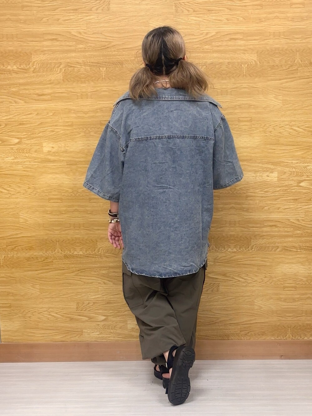 ブルー系のシャツ/ブラウス、ブラック系のその他パンツを着用したレディースの夏コーディネートの2枚目の写真