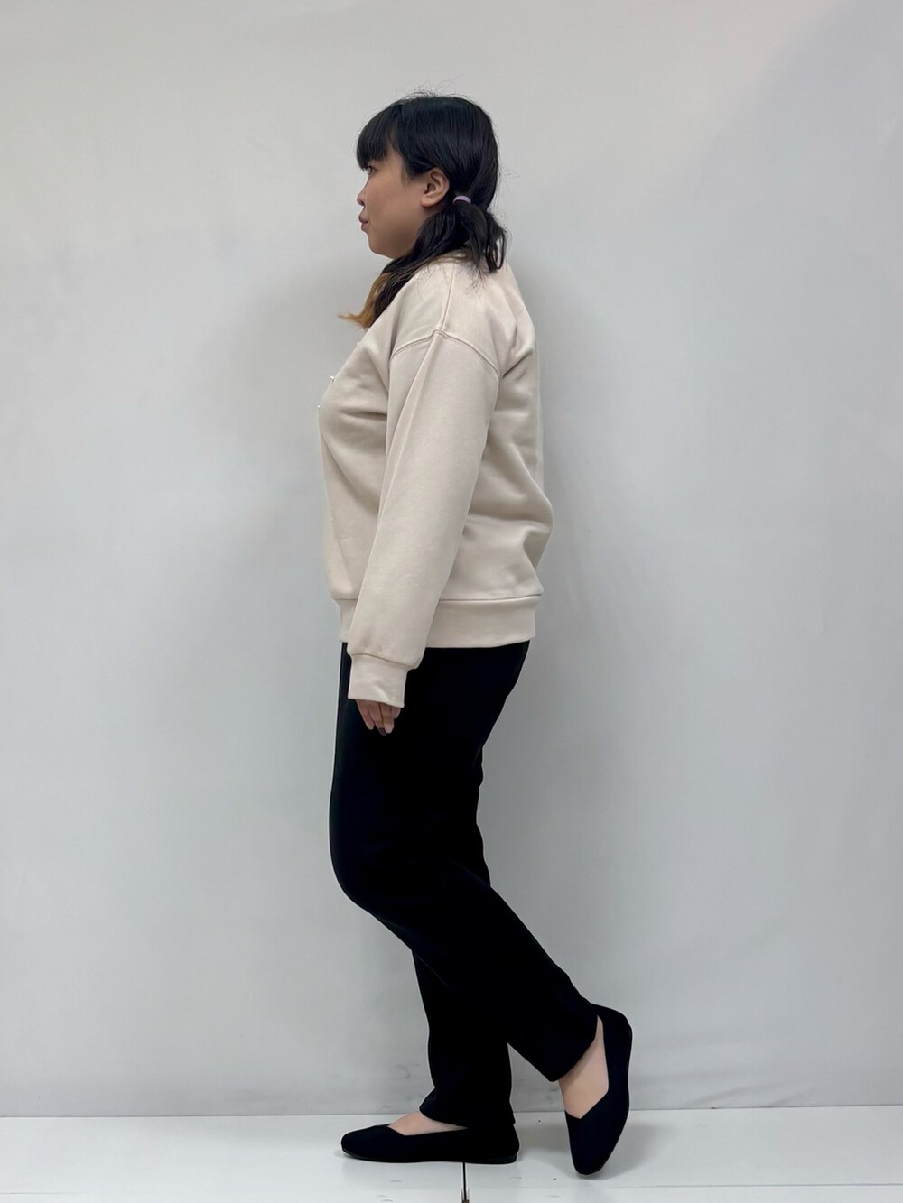 ベージュ系のTシャツ/カットソー、ブラック系のパンプス、ブラック系のその他パンツを着用したレディースの冬コーディネートの2枚目の写真