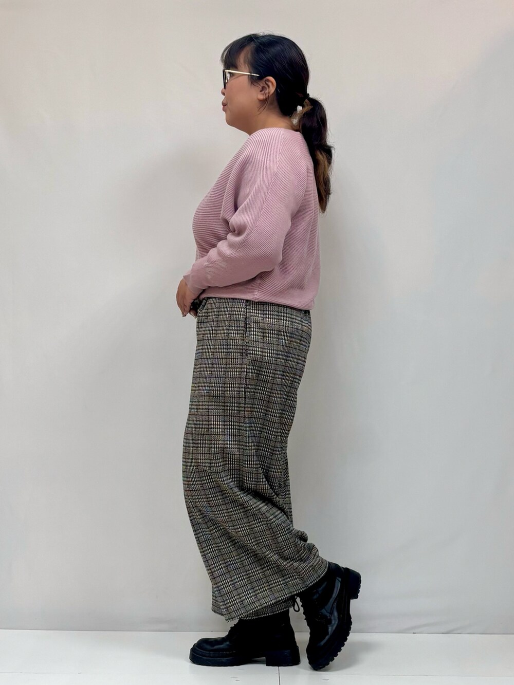 ブラウン系のその他パンツ、ピンク系のニット/セーター、ブラック系のブーツを着用したレディースの冬コーディネートの2枚目の写真