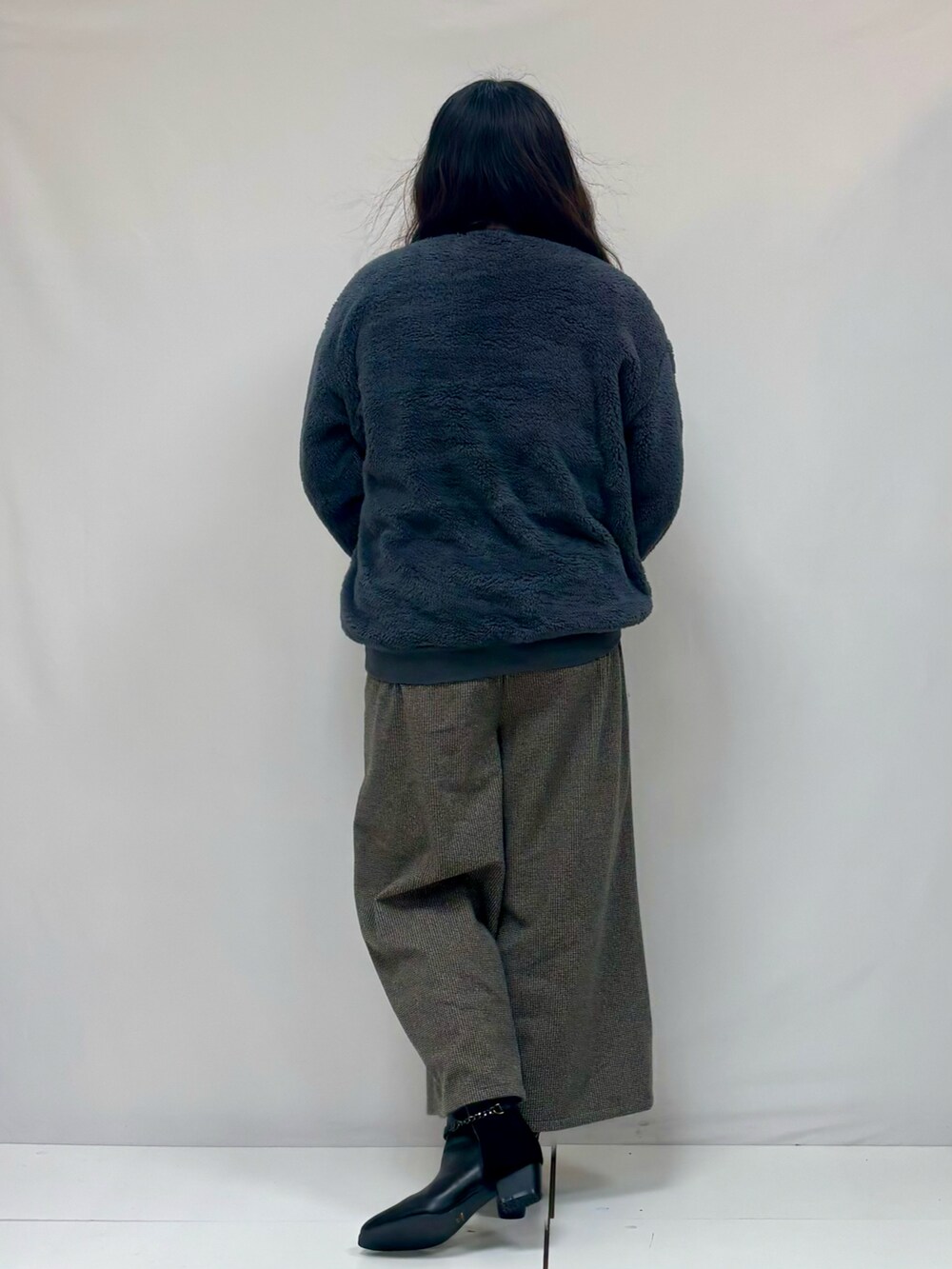 グレー系のその他パンツ、ブラック系のブーツ、グレー系のTシャツ/カットソーを着用したレディースの冬コーディネートの3枚目の写真
