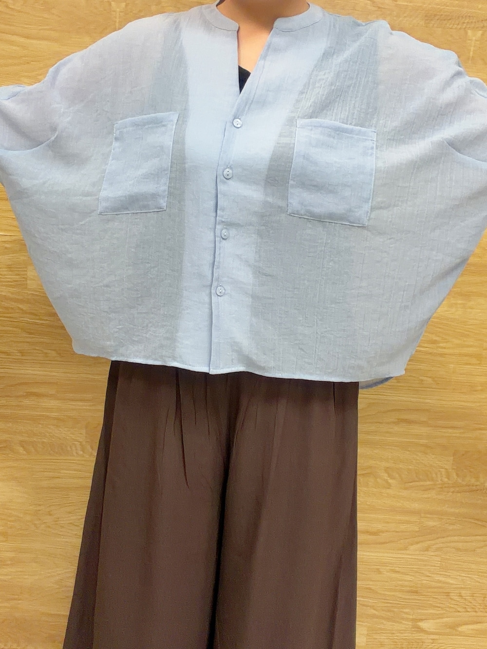 ブルー系のシャツ/ブラウス、ブラウン系のその他パンツ、シルバー系のショルダーバッグを着用したレディースの夏コーディネートの4枚目の写真
