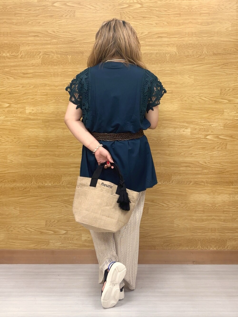 グリーン系のチュニック、ベージュ系のその他パンツを着用したレディースの夏コーディネートの2枚目の写真