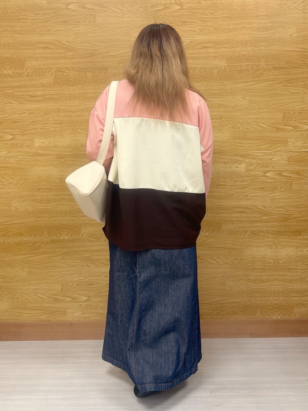 ピンク系のTシャツ/カットソー、ブルー系のデニムスカートを着用したレディースの春コーディネートの2枚目の写真