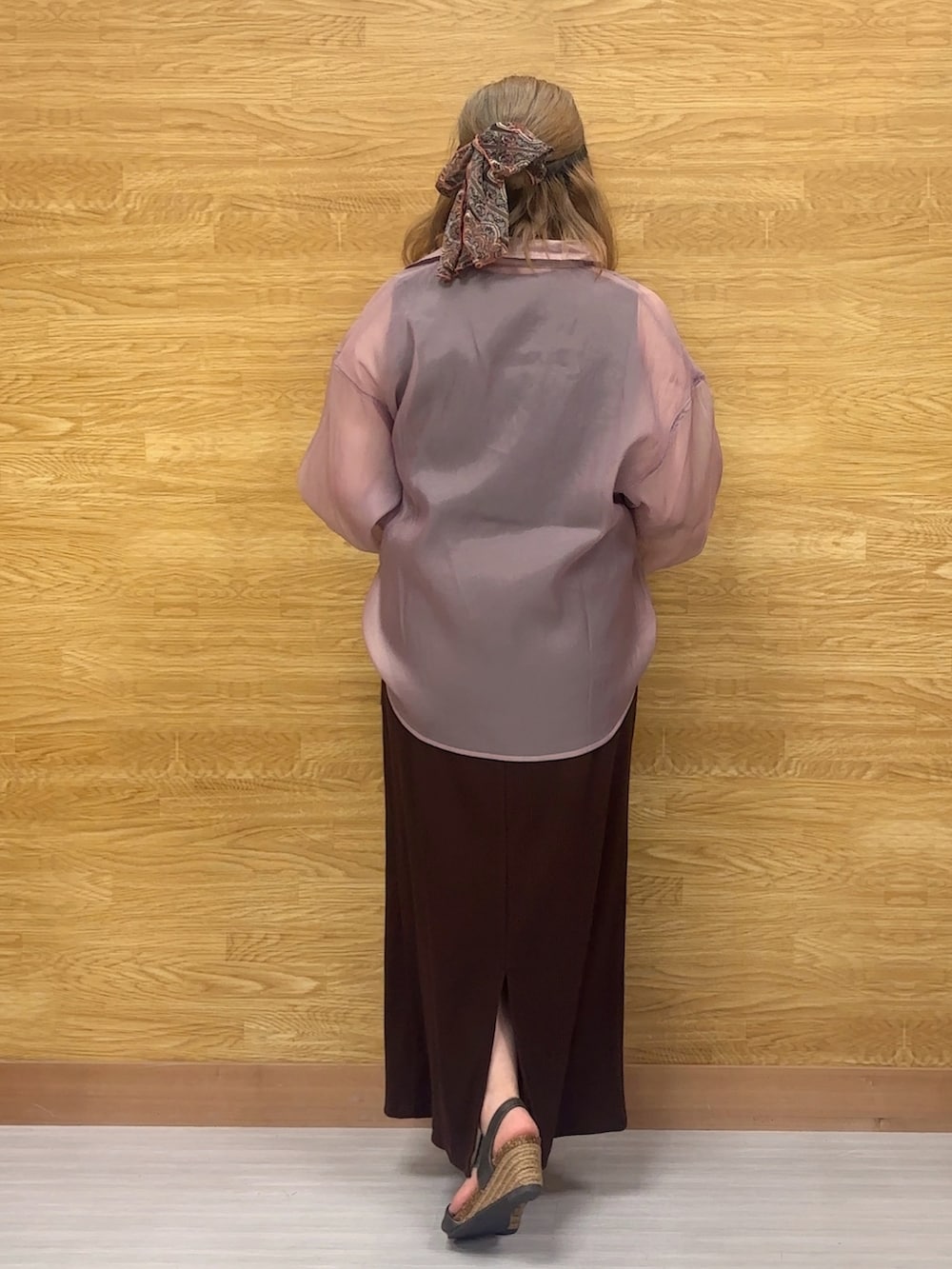 ピンク系のシャツ/ブラウス、オレンジ系のスカート、その他のサンダルを着用したレディースの夏コーディネートの2枚目の写真