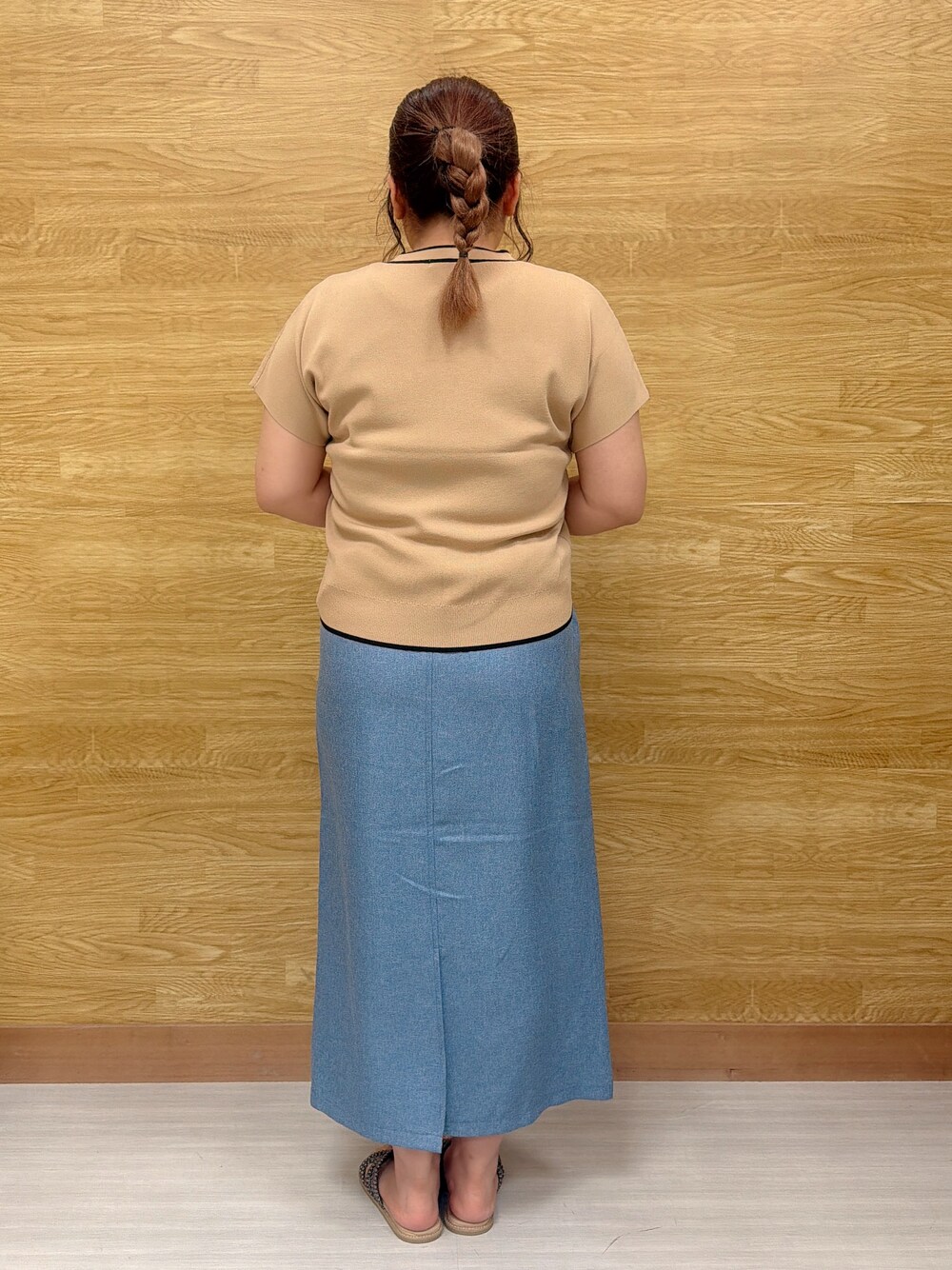 ベージュ系のニット/セーター、ブルー系のスカート、ブラウン系のサンダルを着用したレディースの夏コーディネートの3枚目の写真