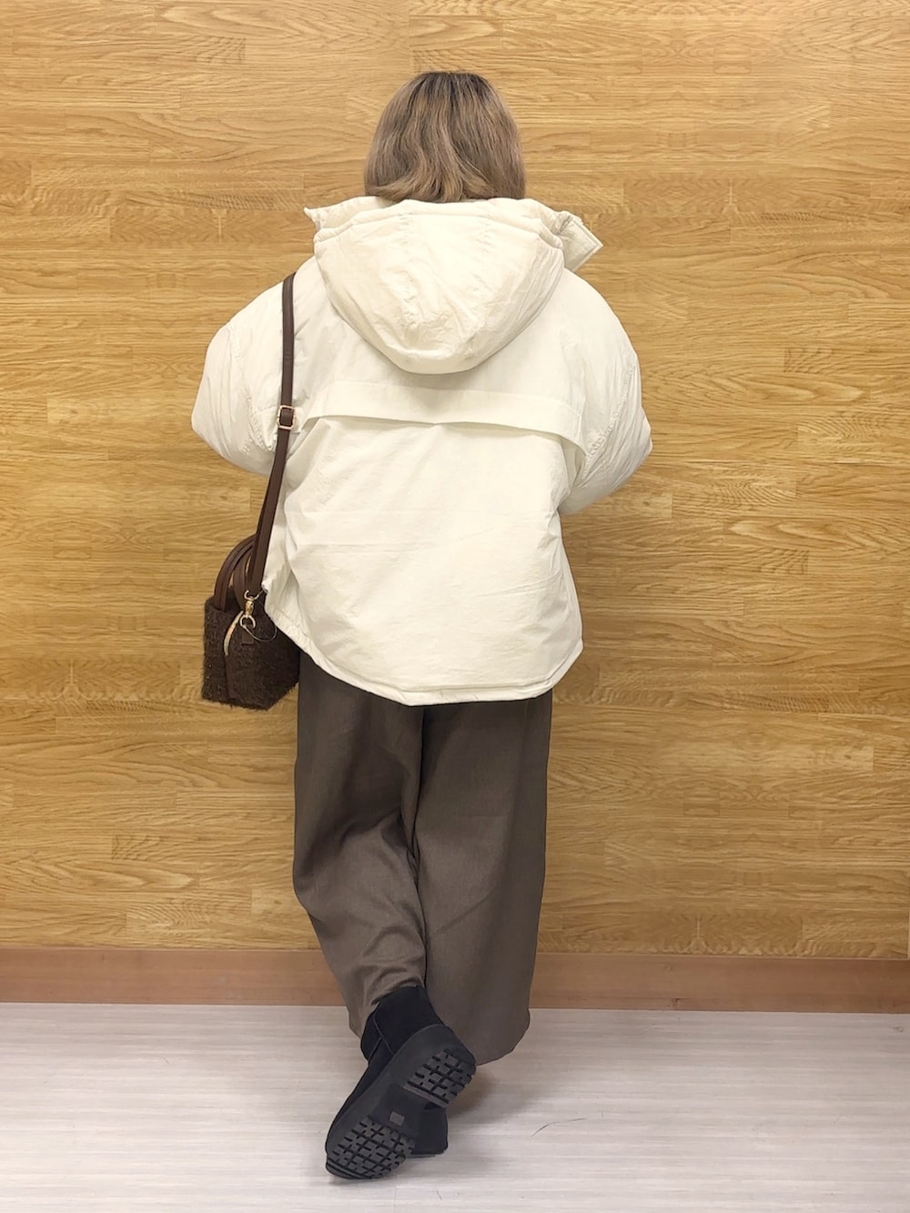 ブラウン系のその他パンツ、ブラウン系のTシャツ/カットソー、ホワイト系のその他アウターを着用したレディースの秋コーディネートの2枚目の写真