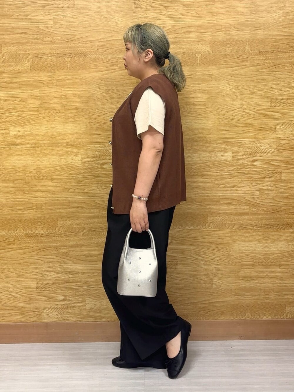 ブラウン系のベスト、ベージュ系のTシャツ/カットソー、ブラック系のその他パンツを着用したレディースの夏コーディネートの2枚目の写真
