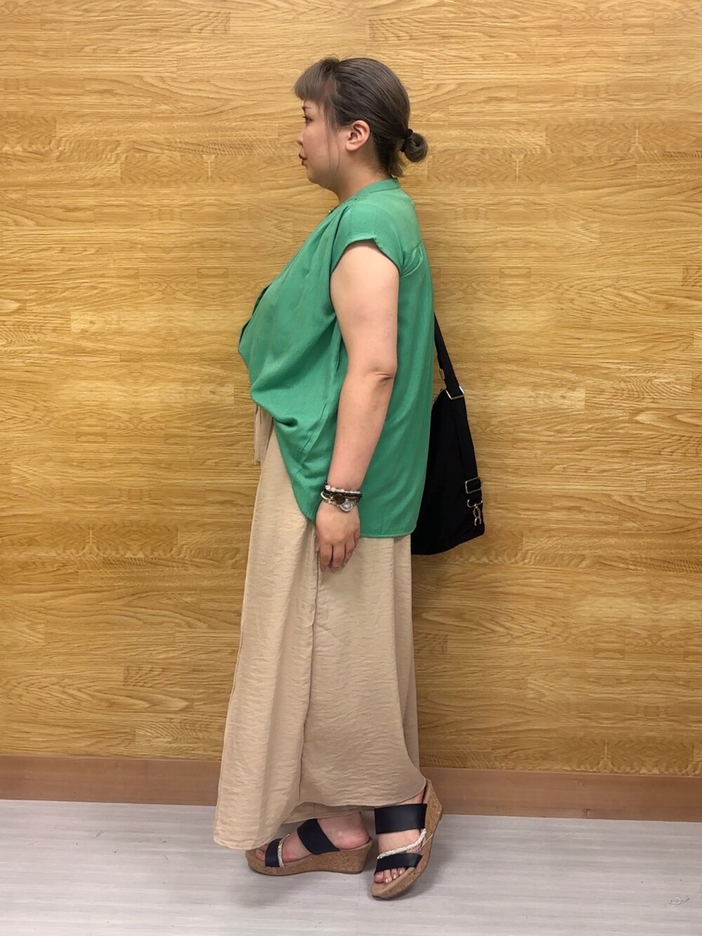 オレンジ系のシャツ/ブラウス、ベージュ系のその他パンツを着用したレディースの夏コーディネートの2枚目の写真