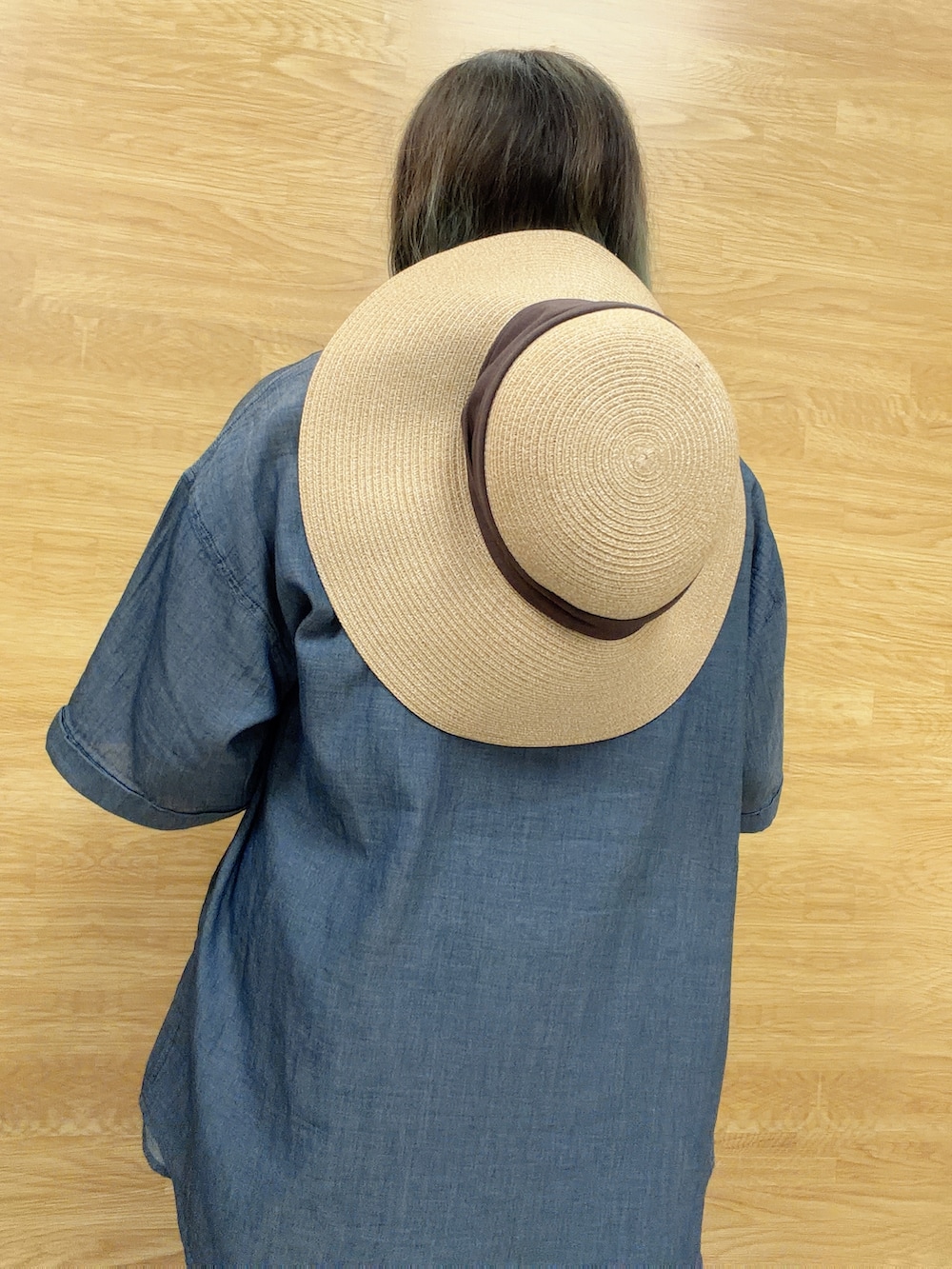 ブルー系のシャツ/ブラウス、ブラウン系のその他パンツ、ブラック系のネックレスを着用したレディースの夏コーディネートの4枚目の写真