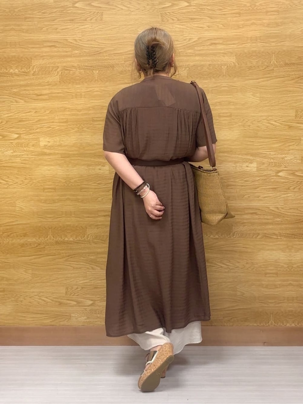 ブラウン系のワンピース、ベージュ系のその他パンツ、シルバー系のサンダルを着用したレディースの春コーディネートの4枚目の写真