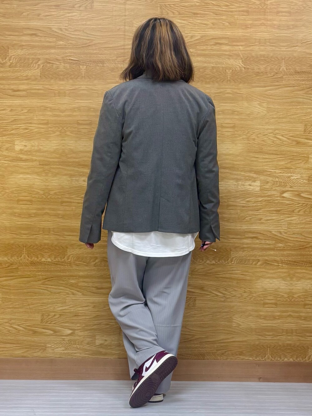 グレー系のTシャツ/カットソー、グレー系のテーラードジャケット、グレー系のその他パンツを着用したレディースの春コーディネートの3枚目の写真