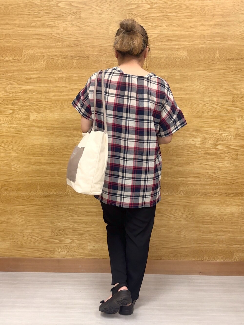 ブラック系のその他パンツ、レッド系のシャツ/ブラウスを着用したレディースの夏コーディネートの2枚目の写真