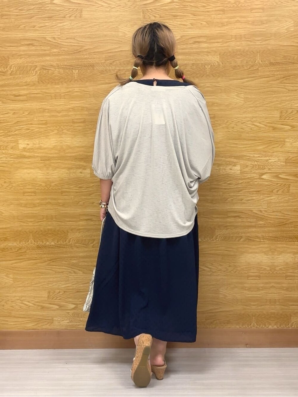 グレー系のカーディガン/ボレロ、ブルー系のワンピース、シルバー系のサンダルを着用したレディースの夏コーディネートの2枚目の写真