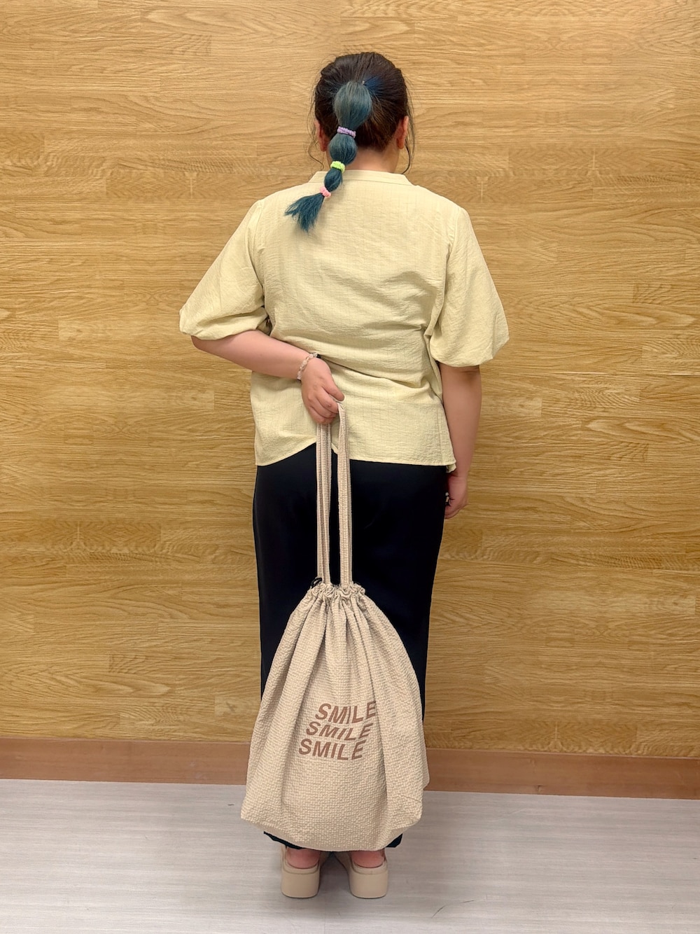 イエロー系のシャツ/ブラウス、ブラック系のその他パンツ、ベージュ系のサンダルを着用したレディースの夏コーディネートの3枚目の写真