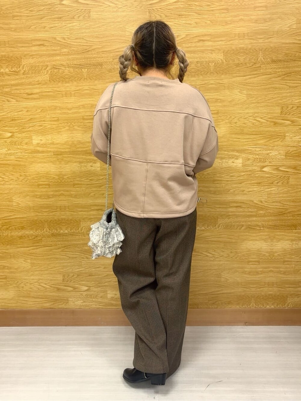 ベージュ系のスウェット、ベージュ系のその他パンツ、シルバー系のショルダーバッグを着用したレディースの秋コーディネートの3枚目の写真