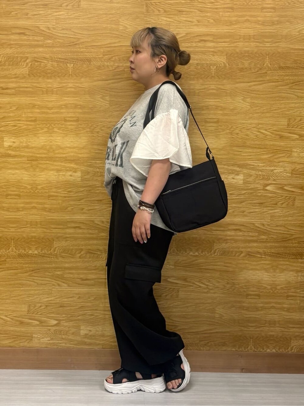 グレー系のTシャツ/カットソー、ブラック系のその他パンツ、ブラック系のショルダーバッグを着用したレディースの夏コーディネートの3枚目の写真