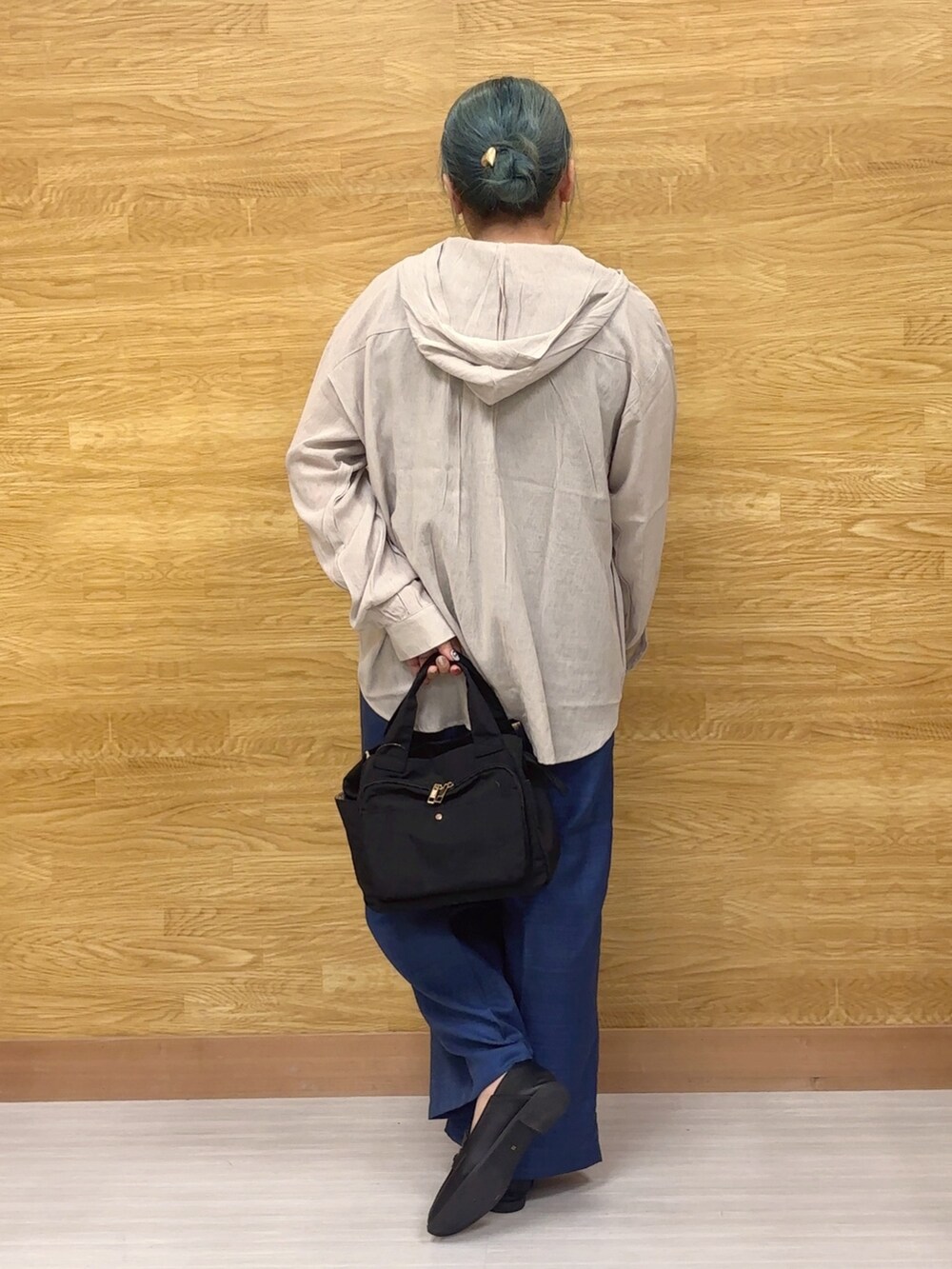 ブルー系のその他パンツ、ベージュ系のシャツ/ブラウスを着用したレディースの秋コーディネートの2枚目の写真