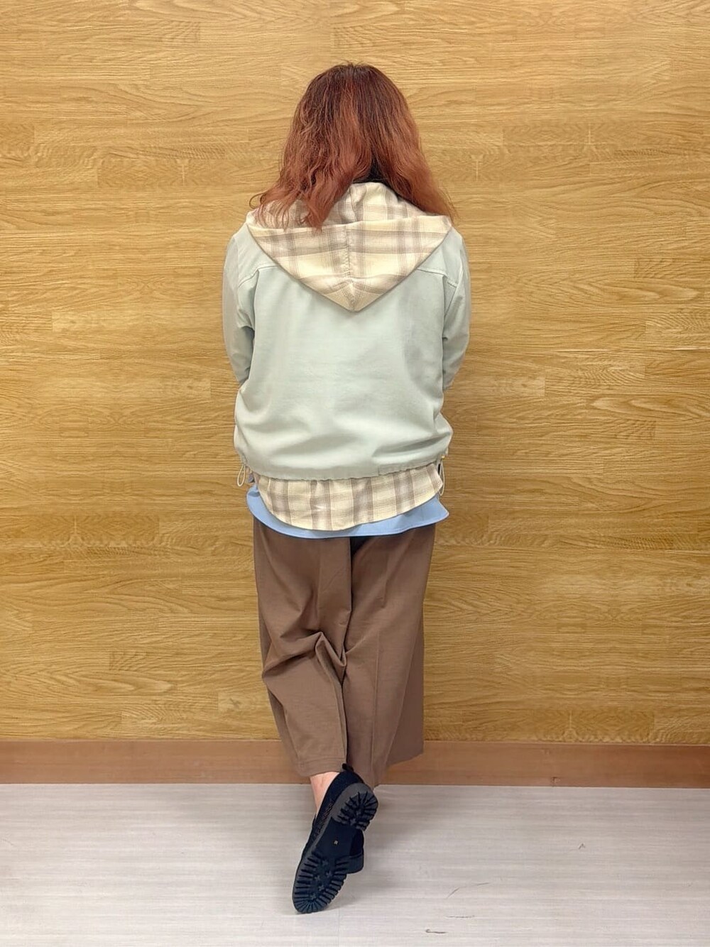 グリーン系のブルゾン、イエロー系のシャツ/ブラウス、ブルー系のTシャツ/カットソーを着用したレディースの春コーディネートの3枚目の写真