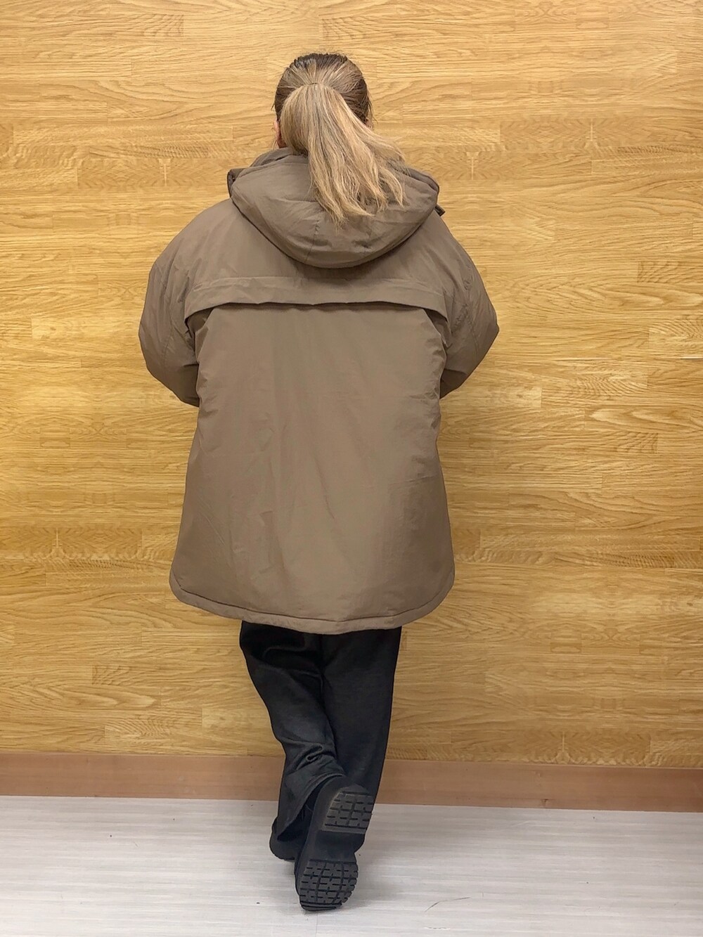 ブラック系のその他パンツ、ブラウン系のその他アウターを着用したレディースの冬コーディネートの2枚目の写真