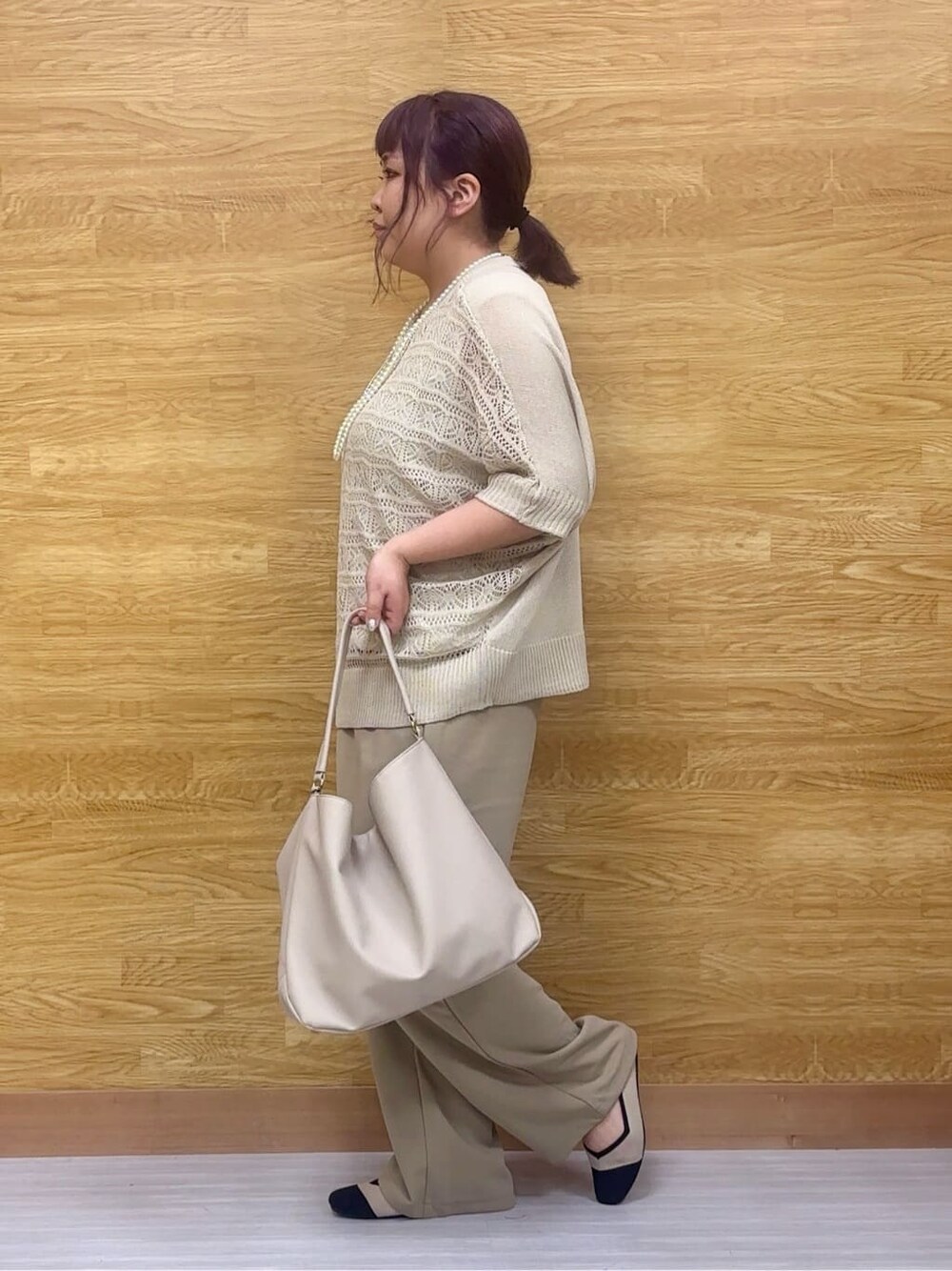 ベージュ系のその他トップス、ベージュ系のその他パンツ、ベージュ系のその他シューズを着用したレディースの春コーディネートの2枚目の写真