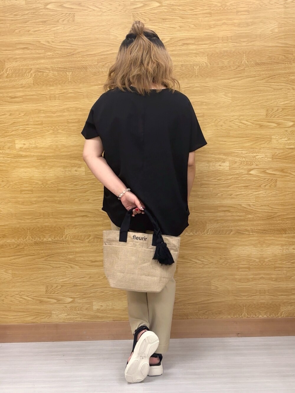 ベージュ系のその他パンツ、ブラック系のシャツ/ブラウスを着用したレディースの夏コーディネートの2枚目の写真