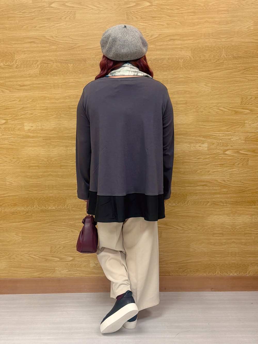 グレー系のTシャツ/カットソー、グリーン系のその他パンツ、ブラック系のスニーカーを着用したレディースの秋コーディネートの3枚目の写真