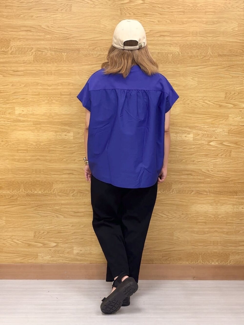 ブルー系のTシャツ/カットソー、ブラック系のその他パンツ、ブラック系のサンダルを着用したレディースの夏コーディネートの3枚目の写真