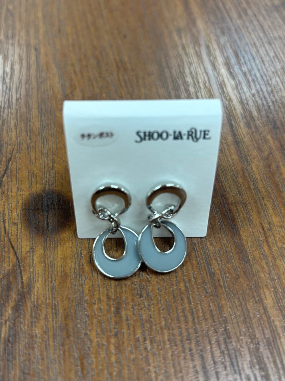 ゴールド系のピアス（両耳用）、ゴールド系のピアス（両耳用）、シルバー系のピアス（両耳用）を着用したレディースの春コーディネートの4枚目の写真