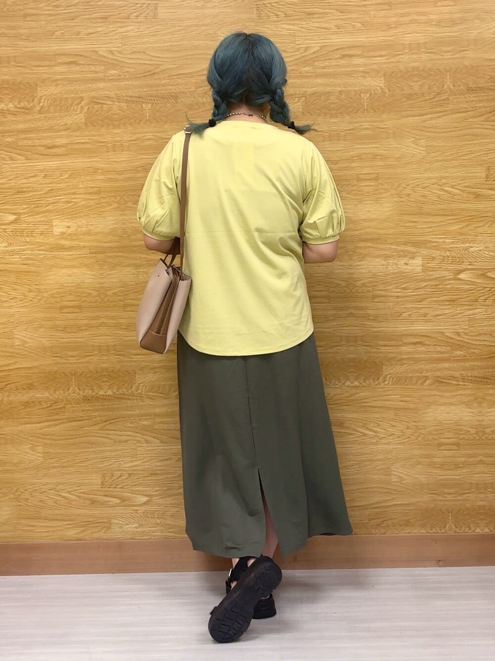 グリーン系のスカート、イエロー系のTシャツ/カットソーを着用したレディースの夏コーディネートの2枚目の写真