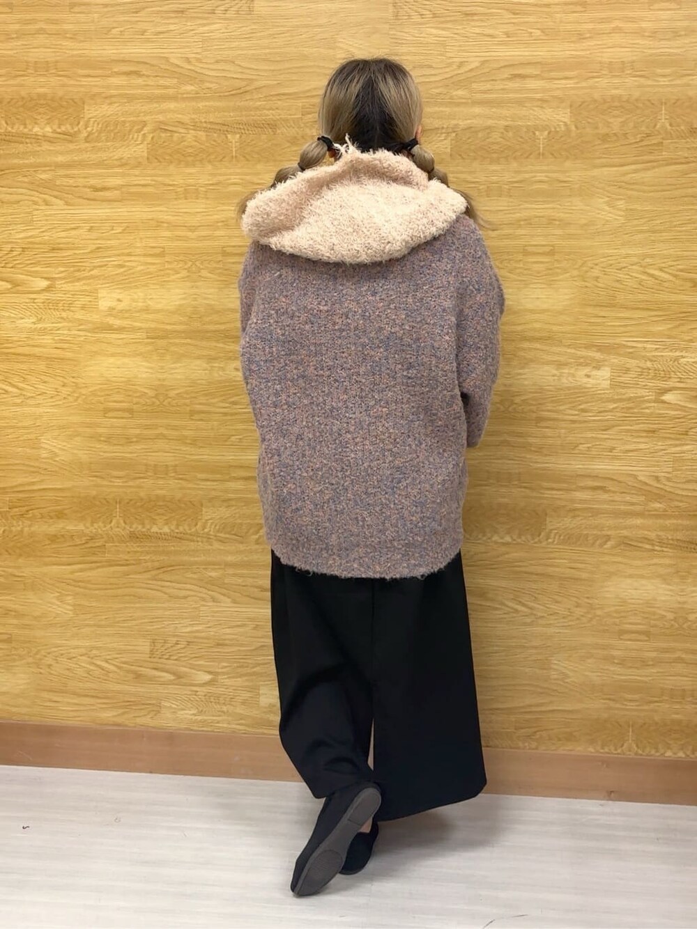 ピンク系のカーディガン/ボレロ、ブラック系のスカート、ベージュ系のネックウォーマー/スヌードを着用したレディースの秋コーディネートの3枚目の写真