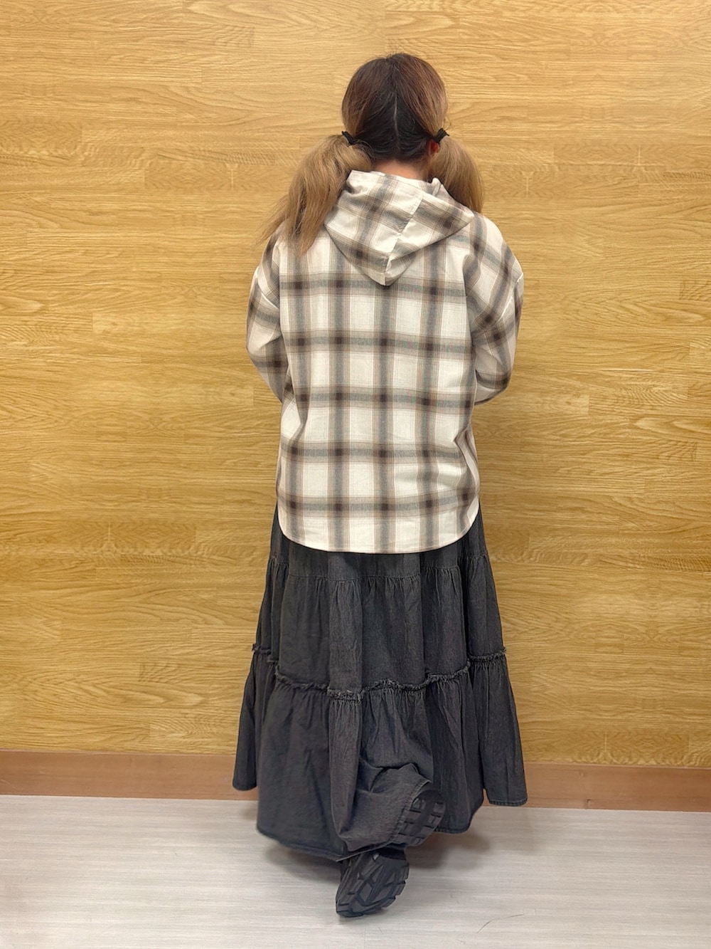 ホワイト系のシャツ/ブラウス、ブラック系のデニムスカート、ブラック系のスニーカーを着用したレディースの冬コーディネートの3枚目の写真