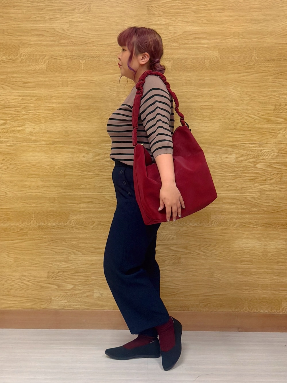ブラウン系のニット/セーター、ブルー系のその他パンツ、ブラック系のパンプスを着用したレディースの秋コーディネートの2枚目の写真