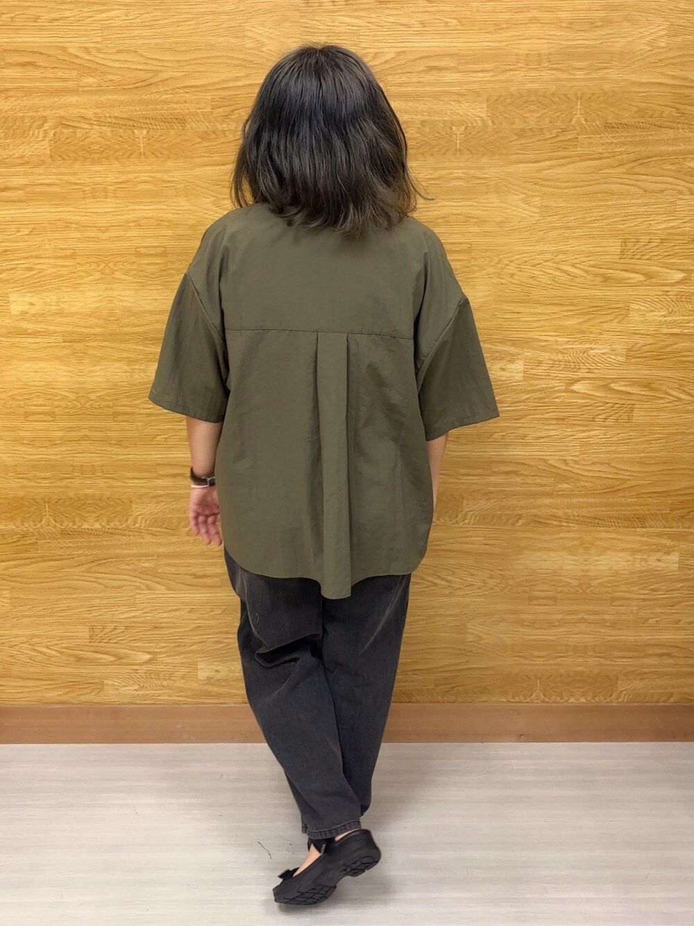 グリーン系のシャツ/ブラウス、グレー系のデニムパンツを着用したレディースの夏コーディネートの2枚目の写真