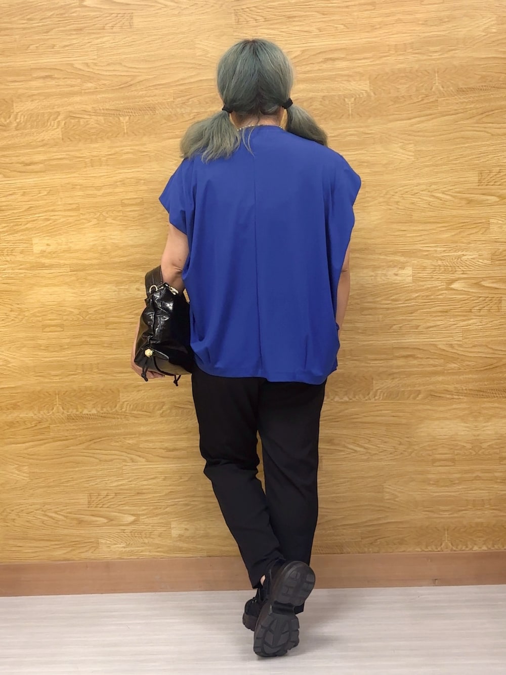 ブラック系のその他パンツ、ブルー系のTシャツ/カットソーを着用したレディースの秋コーディネートの2枚目の写真