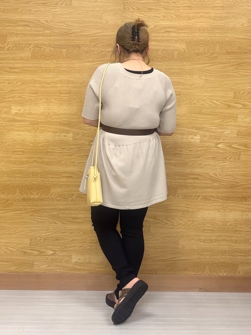 ベージュ系のニット/セーター、ブラック系のその他パンツ、その他のサンダルを着用したレディースの春コーディネートの3枚目の写真