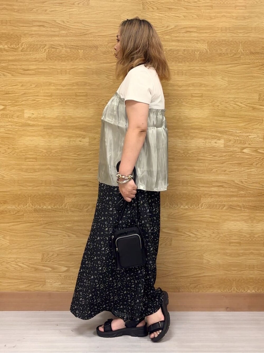 グリーン系のTシャツ/カットソー、ブラック系のその他パンツ、ブラック系のサンダルを着用したレディースの夏コーディネートの2枚目の写真