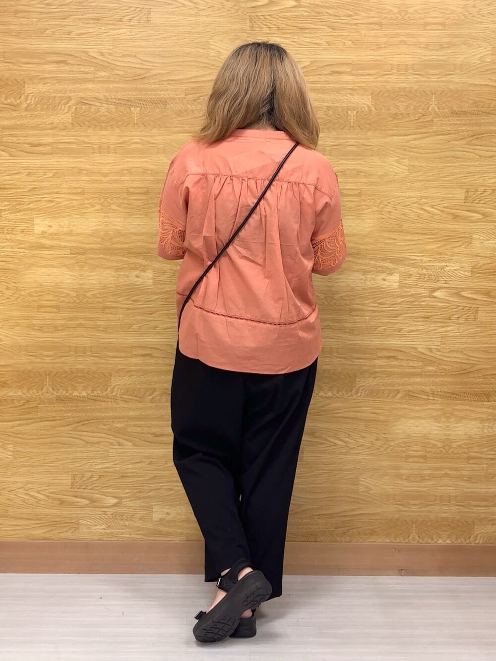 オレンジ系のシャツ/ブラウス、ブラック系のその他パンツを着用したレディースの夏コーディネートの2枚目の写真