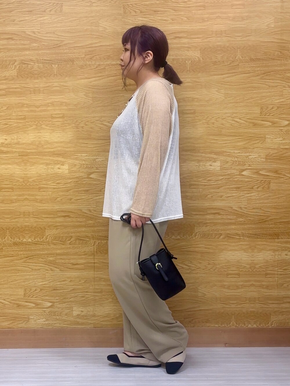 ベージュ系のTシャツ/カットソー、グレー系のその他パンツ、ブラック系のパンプスを着用したレディースの春コーディネートの2枚目の写真