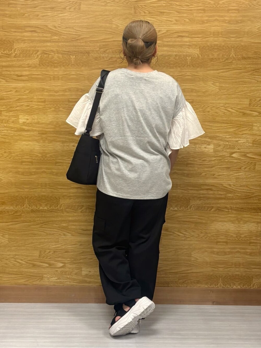 グレー系のTシャツ/カットソー、ブラック系のその他パンツ、ブラック系のショルダーバッグを着用したレディースの夏コーディネートの4枚目の写真