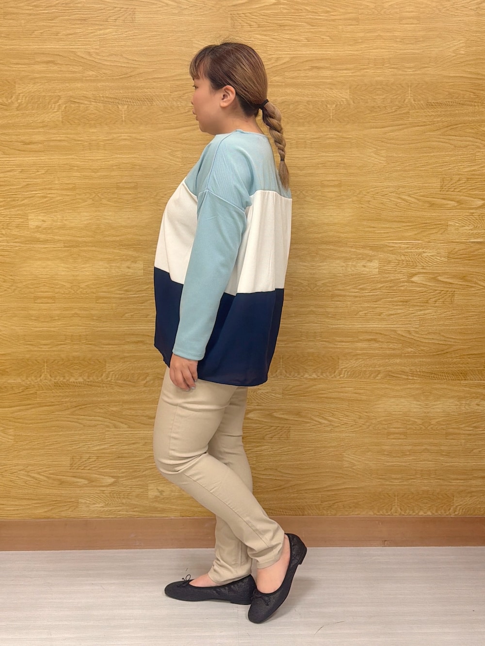 ブルー系のTシャツ/カットソー、ベージュ系のその他パンツを着用したレディースの春コーディネートの2枚目の写真