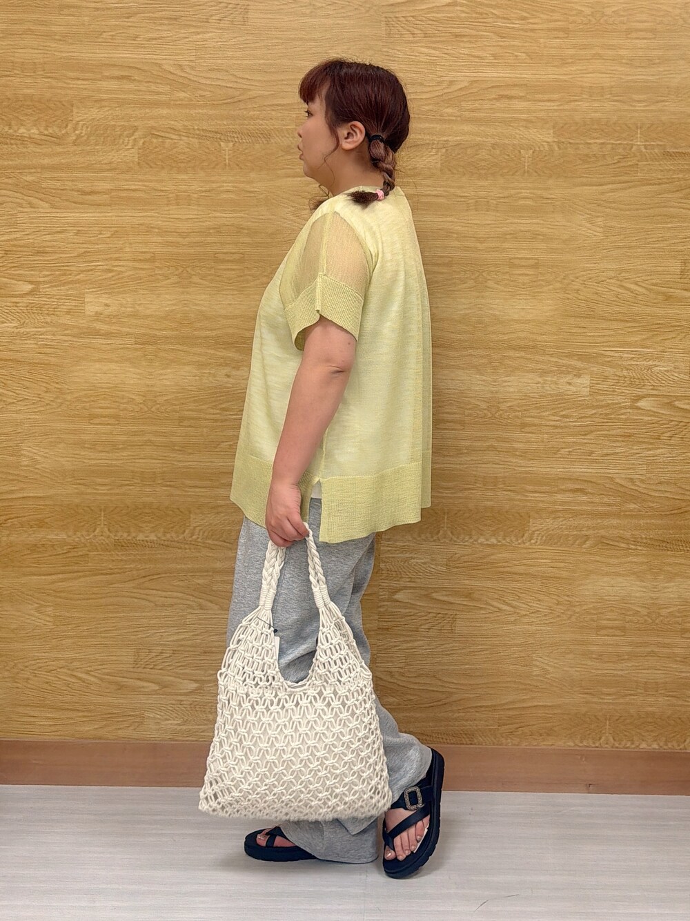 イエロー系のその他トップス、グレー系のその他パンツ、ホワイト系のトートバッグを着用したレディースの春コーディネートの2枚目の写真