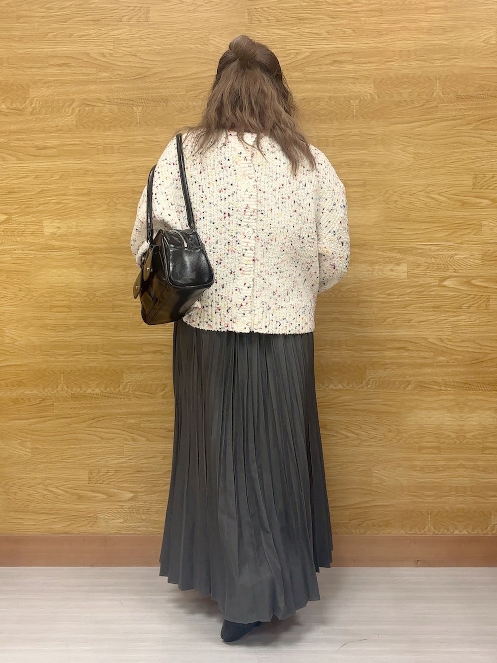 ホワイト系のカーディガン/ボレロ、グレー系のスカートを着用したレディースの冬コーディネートの3枚目の写真