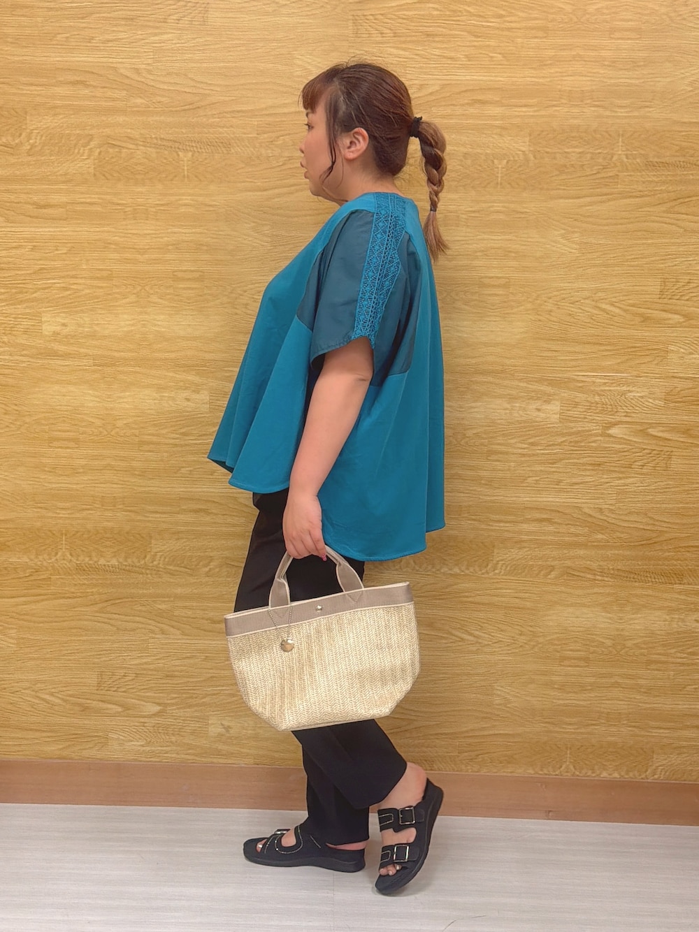 ブルー系のTシャツ/カットソー、ブラック系のその他パンツ、ブラック系のサンダルを着用したレディースの夏コーディネートの2枚目の写真