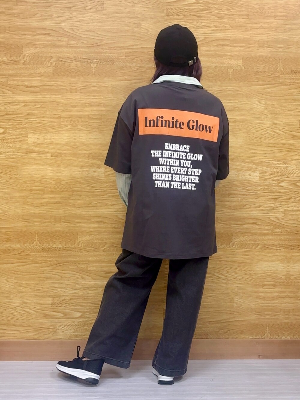 グレー系のTシャツ/カットソー、グレー系のその他パンツ、ブラック系のスニーカーを着用したレディースの春コーディネートの3枚目の写真