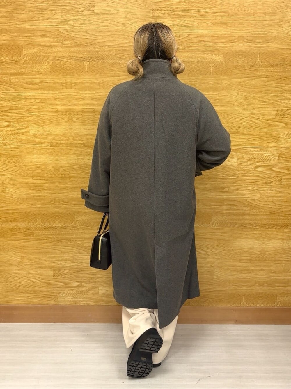 グレー系のその他アウター、ブラック系のTシャツ/カットソー、ホワイト系のその他パンツを着用したレディースの冬コーディネートの3枚目の写真