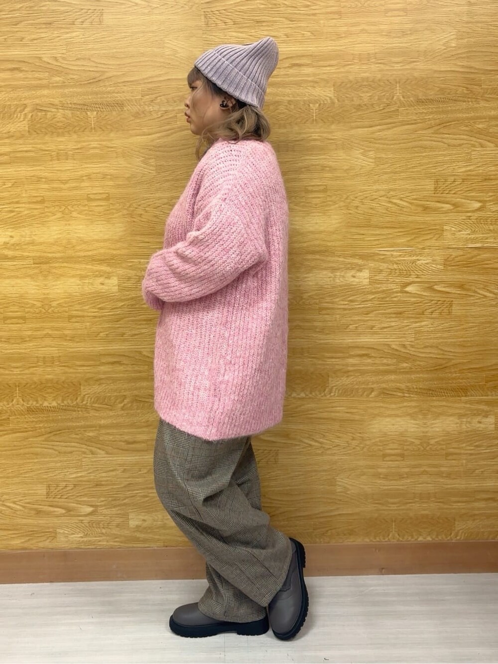 ピンク系のチュニック、ブルー系のTシャツ/カットソー、ベージュ系のその他パンツを着用したレディースの冬コーディネートの2枚目の写真