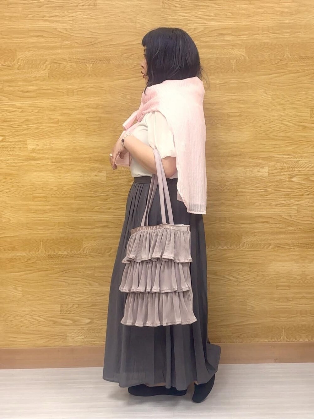 ピンク系のシャツ/ブラウス、ホワイト系のTシャツ/カットソー、グレー系のスカートを着用したレディースの夏コーディネートの2枚目の写真