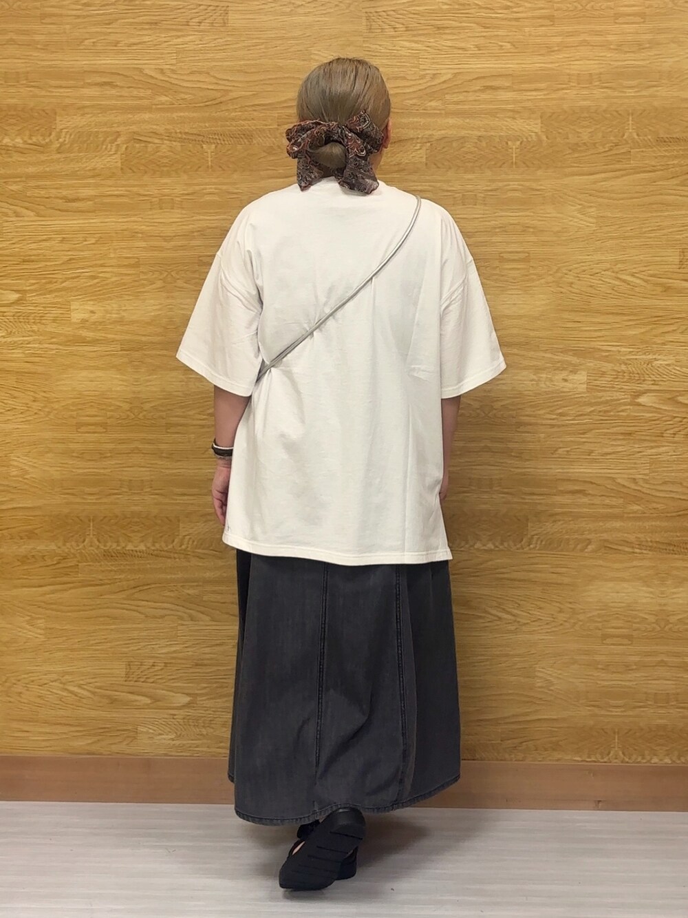 ホワイト系のTシャツ/カットソー、ブラック系のスカート、その他のサンダルを着用したレディースの春コーディネートの2枚目の写真